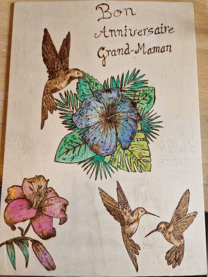 Pyrogravure sur bois, colibris , fleurs colorées