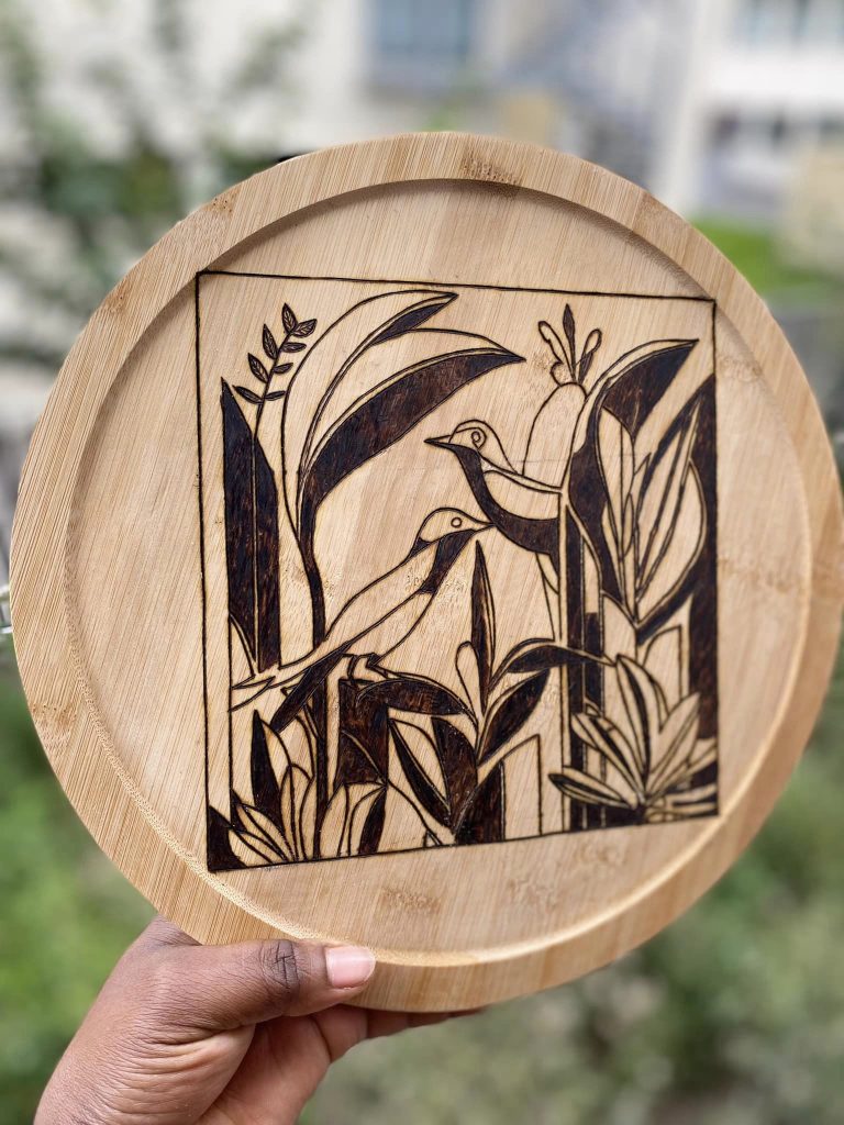 Pyrogravure d'oiseaux, plantes dans un style art déco