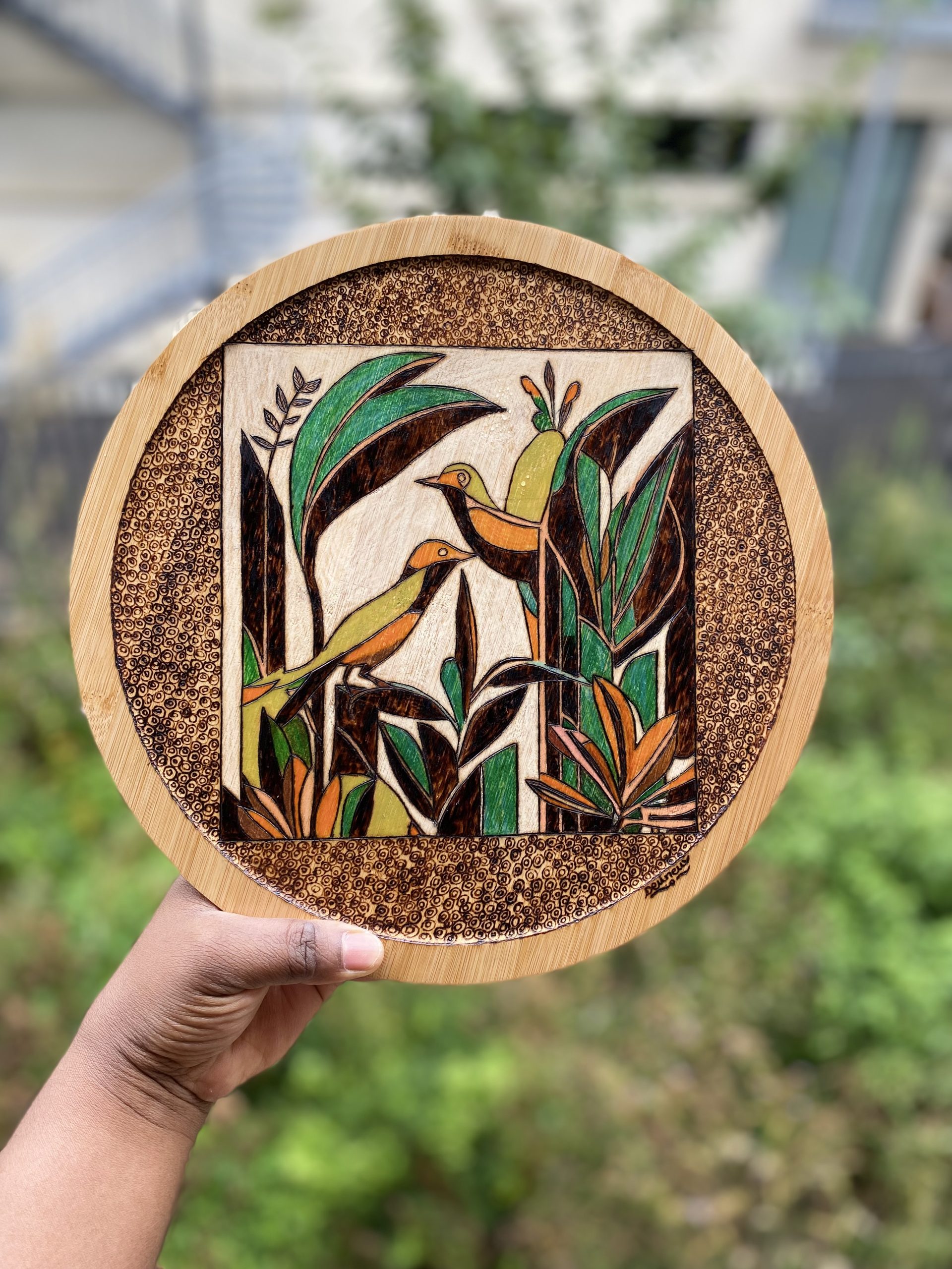 Pyrogravure sur plateau en bambou, plantes et oiseaux colorés dans un style art déco