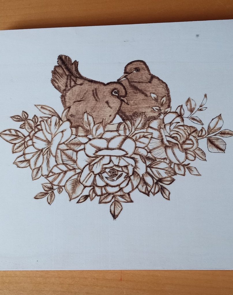Pyrogravure deux oiseaux sur nid de fleurs