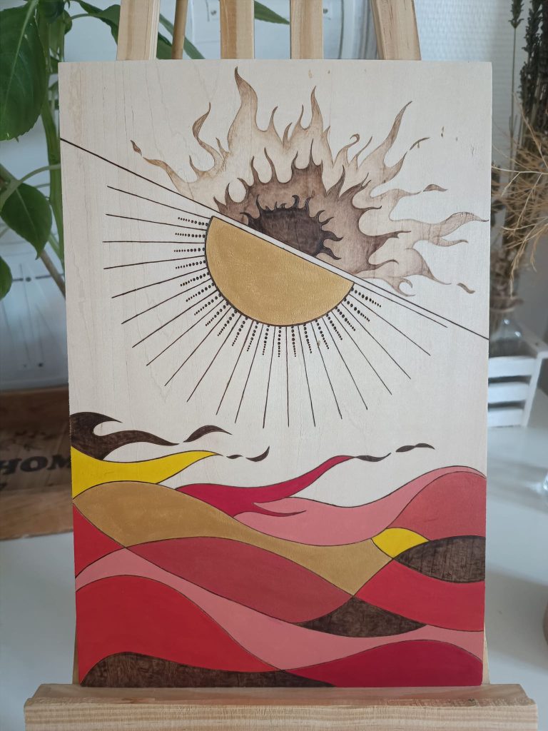 Pyrogravure sur bois, soleil, flammes, larves volcan