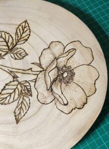 Pyrogravure florale : comment graver une fleur semi-réaliste sur bois